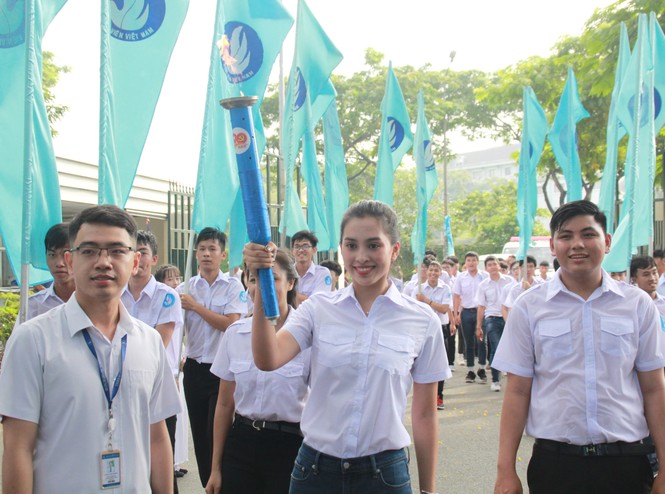 Hoa hậu Tiểu Vy hào hứng rước đuốc cùng các bạn sinh viên TPHCM - ảnh 11