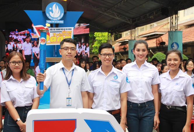 Hoa hậu Tiểu Vy hào hứng rước đuốc cùng các bạn sinh viên TPHCM - ảnh 13