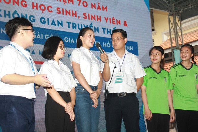 Hoa hậu Tiểu Vy hào hứng rước đuốc cùng các bạn sinh viên TPHCM - ảnh 15