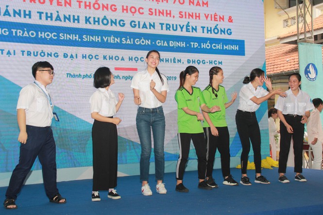 Hoa hậu Tiểu Vy hào hứng rước đuốc cùng các bạn sinh viên TPHCM - ảnh 16