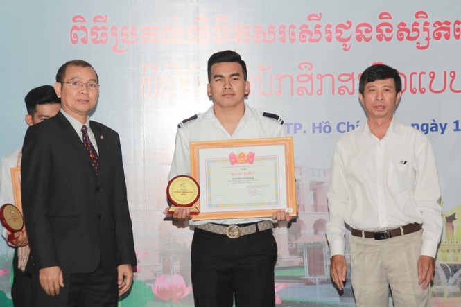 Khen thưởng 86 sinh viên Lào, Campuchia nỗ lực học tập, tích cực tham gia hoạt động phong trào - ảnh 2