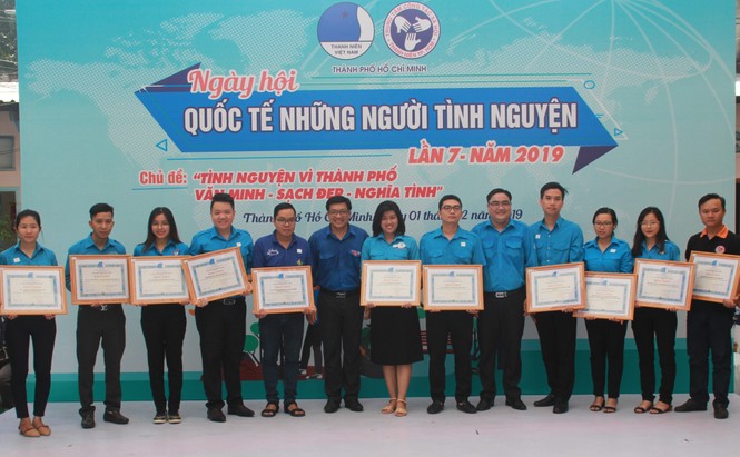 Bạn trẻ hiến máu, đổi rác lấy cây xanh... tại ngày hội Quốc tế người tình nguyện - ảnh 2