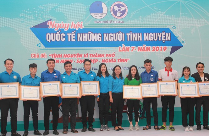 Bạn trẻ hiến máu, đổi rác lấy cây xanh... tại ngày hội Quốc tế người tình nguyện - ảnh 1