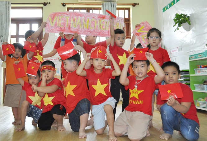 Học sinh tiểu học TPHCM diện áo cờ đỏ sao vàng tiếp lửa cho U22 Việt Nam - ảnh 10
