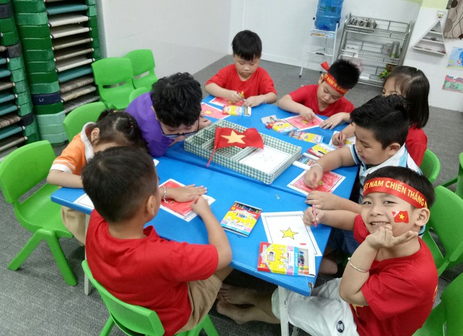 Học sinh tiểu học TPHCM diện áo cờ đỏ sao vàng tiếp lửa cho U22 Việt Nam - ảnh 7