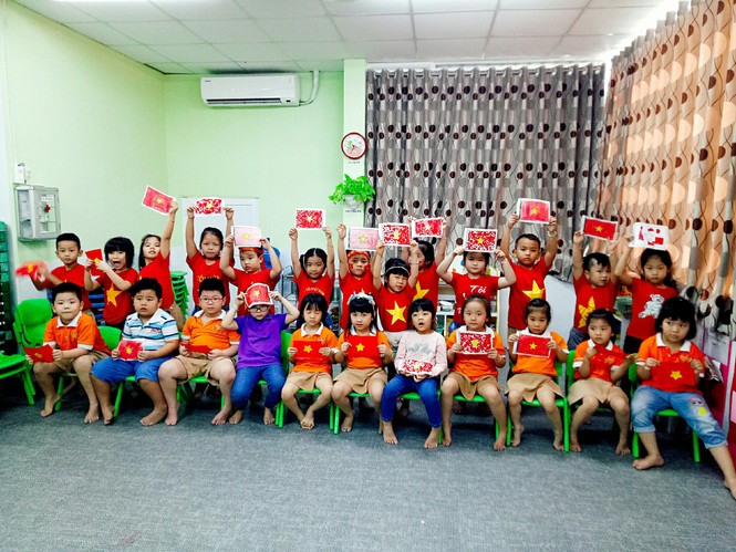 Học sinh tiểu học TPHCM diện áo cờ đỏ sao vàng tiếp lửa cho U22 Việt Nam - ảnh 13