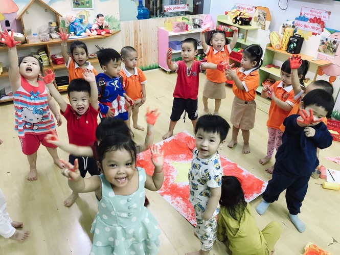 Học sinh tiểu học TPHCM diện áo cờ đỏ sao vàng tiếp lửa cho U22 Việt Nam - ảnh 8