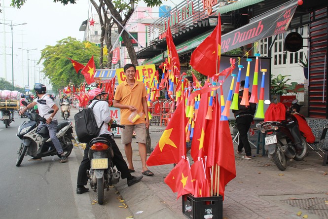 Học sinh tiểu học TPHCM diện áo cờ đỏ sao vàng tiếp lửa cho U22 Việt Nam - ảnh 16