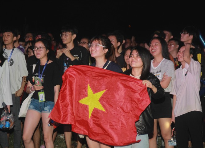 Hàng ngàn sinh viên TPHCM vỡ òa với chiến thắng ngọt ngào của tuyển Việt Nam - ảnh 20