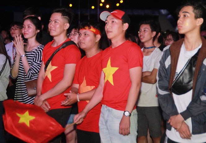 Hàng ngàn sinh viên TPHCM vỡ òa với chiến thắng ngọt ngào của tuyển Việt Nam - ảnh 16