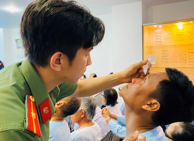 Mổ mắt, tặng quà Tết đến 150 người dân có hoàn cảnh khó khăn - ảnh 2