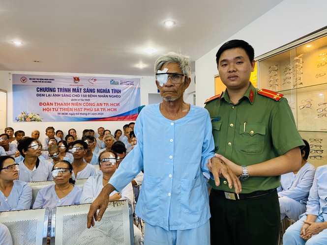 Mổ mắt, tặng quà Tết đến 150 người dân có hoàn cảnh khó khăn - ảnh 3