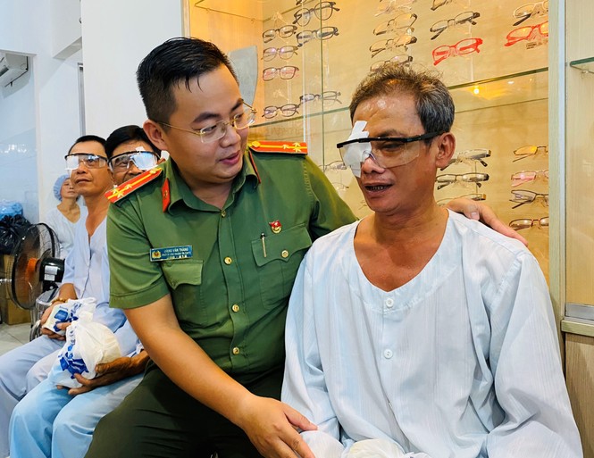 Mổ mắt, tặng quà Tết đến 150 người dân có hoàn cảnh khó khăn - ảnh 6