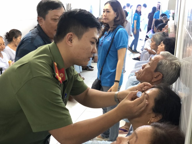 Mổ mắt, tặng quà Tết đến 150 người dân có hoàn cảnh khó khăn - ảnh 4