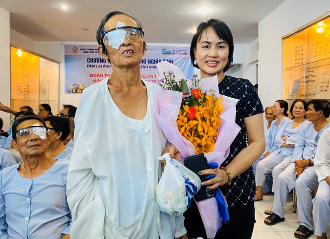 Mổ mắt, tặng quà Tết đến 150 người dân có hoàn cảnh khó khăn - ảnh 5