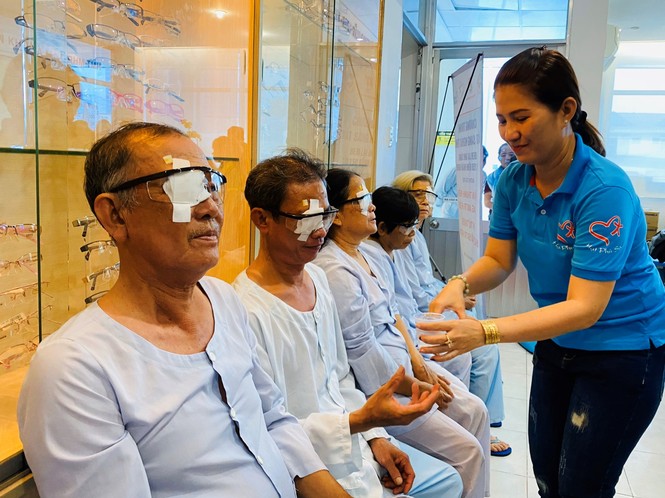 Mổ mắt, tặng quà Tết đến 150 người dân có hoàn cảnh khó khăn - ảnh 1