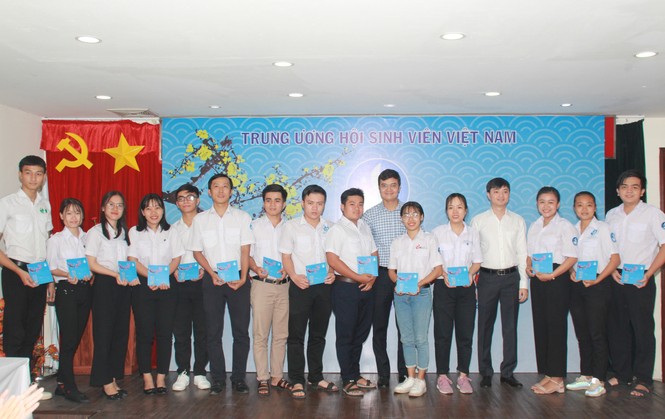 Tặng quà Tết cho cán bộ Đoàn - Hội, cán bộ, nhân viên Cơ quan T.Ư Đoàn phía Nam - ảnh 1