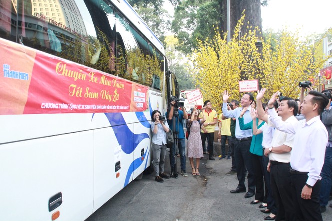 2.500 sinh viên TPHCM lên 'Chuyến xe mùa xuân' về quê đón Tết - ảnh 13