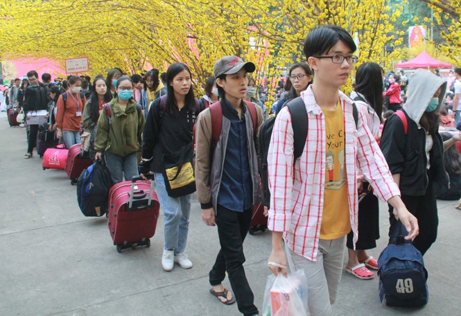 2.500 sinh viên TPHCM lên 'Chuyến xe mùa xuân' về quê đón Tết - ảnh 11