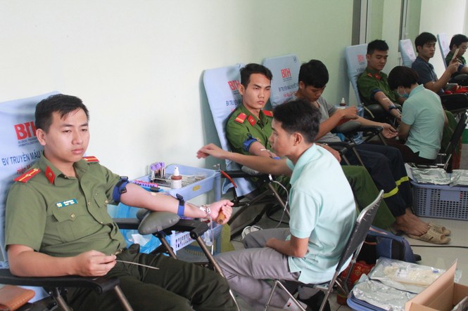 Gần 500 cán bộ, chiến sỹ Công an hiến máu tình nguyện ngày giáp Tết - ảnh 6