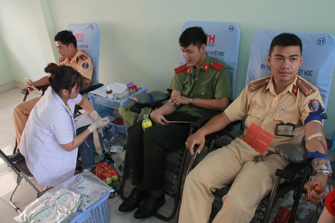 Gần 500 cán bộ, chiến sỹ Công an hiến máu tình nguyện ngày giáp Tết - ảnh 5