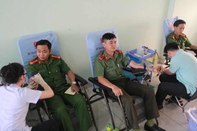 Gần 500 cán bộ, chiến sỹ Công an hiến máu tình nguyện ngày giáp Tết - ảnh 4