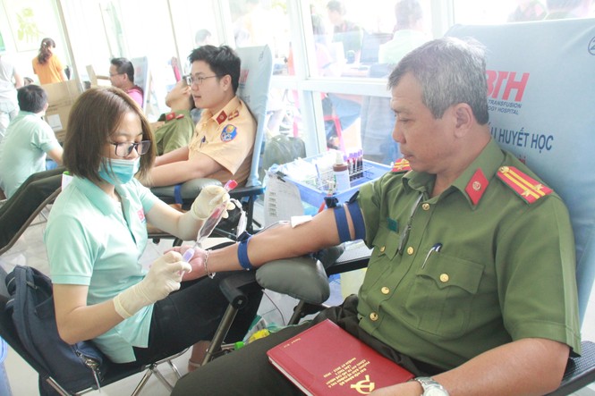 Gần 500 cán bộ, chiến sỹ Công an hiến máu tình nguyện ngày giáp Tết - ảnh 7