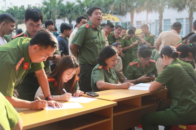 Gần 500 cán bộ, chiến sỹ Công an hiến máu tình nguyện ngày giáp Tết - ảnh 1