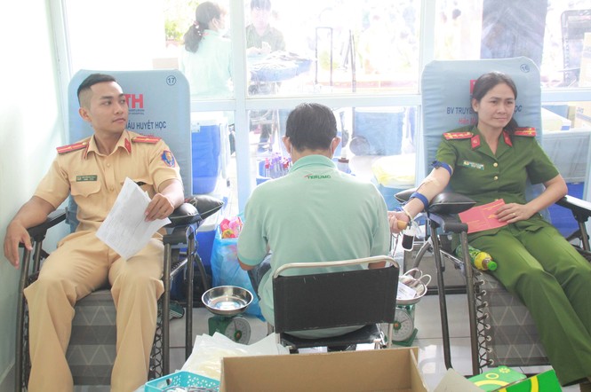 Gần 500 cán bộ, chiến sỹ Công an hiến máu tình nguyện ngày giáp Tết - ảnh 9