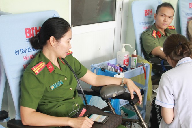 Gần 500 cán bộ, chiến sỹ Công an hiến máu tình nguyện ngày giáp Tết - ảnh 11