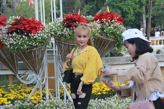Người dân Quảng Ngãi rộn ràng 'check-in' với gia đình chuột ở công viên Ba Tơ - ảnh 17