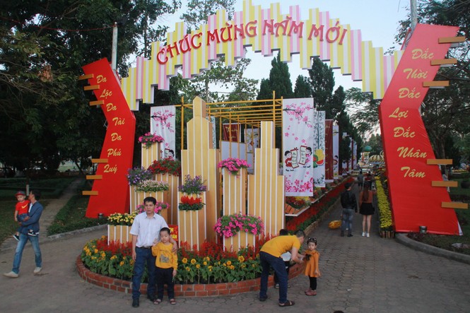 Người dân Quảng Ngãi rộn ràng 'check-in' với gia đình chuột ở công viên Ba Tơ - ảnh 9