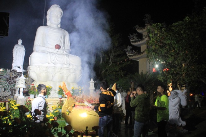 Vừa hết pháo hoa, bạn trẻ rủ nhau về chùa cầu phúc, hái lộc đầu năm mới Canh Tý - ảnh 2
