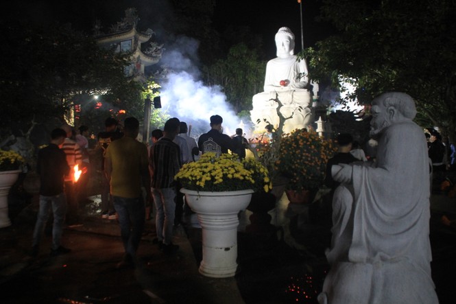 Vừa hết pháo hoa, bạn trẻ rủ nhau về chùa cầu phúc, hái lộc đầu năm mới Canh Tý - ảnh 1