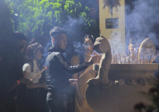 Vừa hết pháo hoa, bạn trẻ rủ nhau về chùa cầu phúc, hái lộc đầu năm mới Canh Tý - ảnh 3