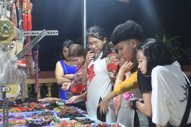 Vừa hết pháo hoa, bạn trẻ rủ nhau về chùa cầu phúc, hái lộc đầu năm mới Canh Tý - ảnh 8