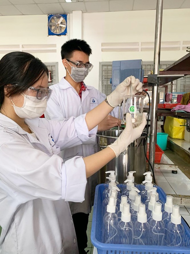 Thầy trò Đại học Bách khoa TPHCM chế tạo nước rửa tay phòng dịch corona - ảnh 1