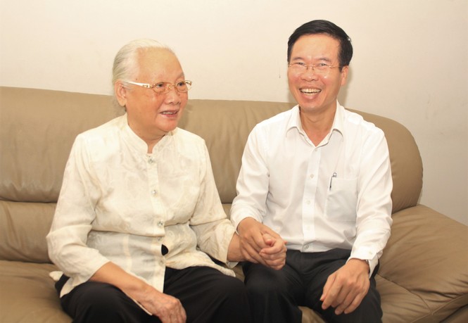 Trưởng ban Tuyên giáo T.Ư Võ Văn Thưởng chúc mừng bác sĩ Đoàn Thúy Ba - ảnh 1