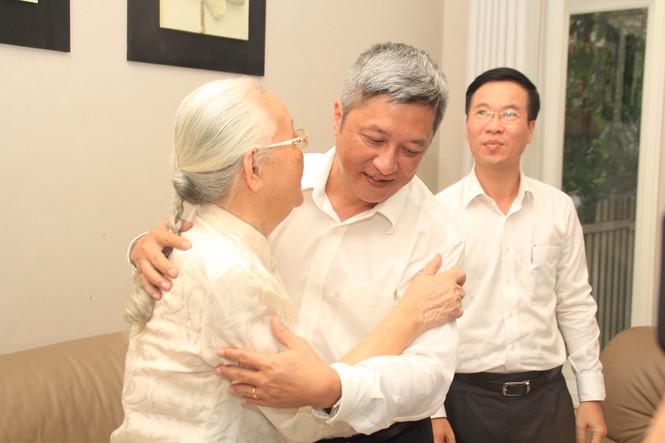 Trưởng ban Tuyên giáo T.Ư Võ Văn Thưởng chúc mừng bác sĩ Đoàn Thúy Ba - ảnh 4