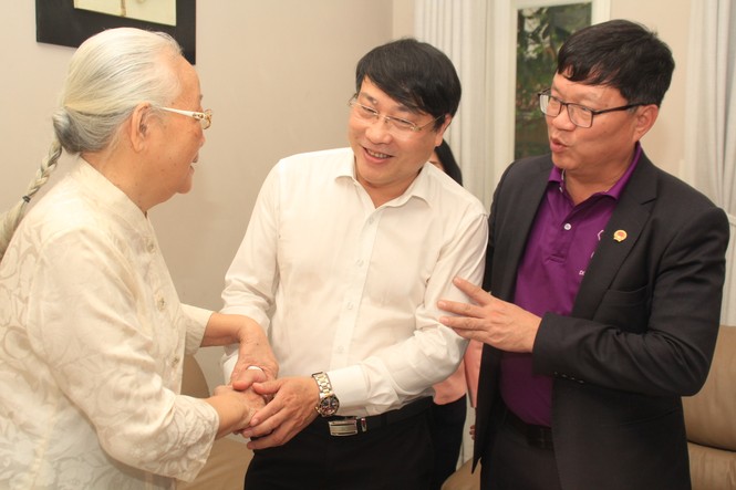 Trưởng ban Tuyên giáo T.Ư Võ Văn Thưởng chúc mừng bác sĩ Đoàn Thúy Ba - ảnh 5