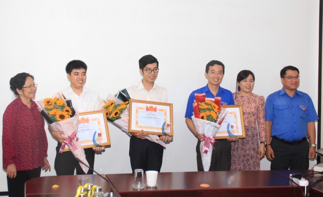Trao giải thưởng Phạm Ngọc Thạch cho 28 y bác sĩ trẻ TPHCM - ảnh 2
