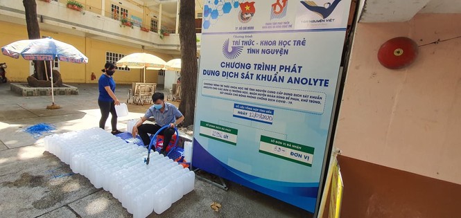 Tặng dung dịch sát khuẩn cho bà con chung cư có người nhiễm Covid-19 ở Sài Gòn - ảnh 2