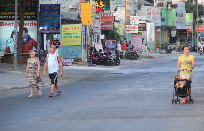Khách quốc tế không mang khẩu trang tản bộ, tắm biển ở Nũi Né mùa dịch Covid-19 - ảnh 6
