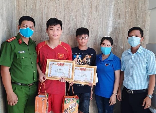Nhặt được ví có hơn 30 triệu đồng, hai học sinh Phan Thiết trả lại chủ nhân | Giới trẻ 3 Nhặt được ví có hơn 30 triệu đồng, hai học sinh Phan Thiết trả lại chủ nhân - ảnh 2