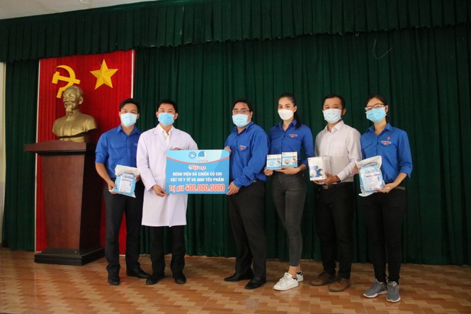 Tặng 400 triệu đồng động viên đội ngũ y tế bệnh viện dã chiến Củ Chi - ảnh 1