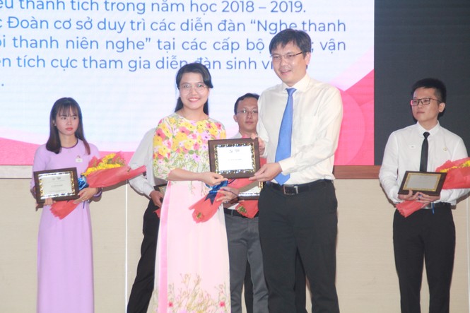 Đại học Quốc gia TPHCM tuyên dương 25 đảng viên trẻ tiêu biểu - ảnh 2