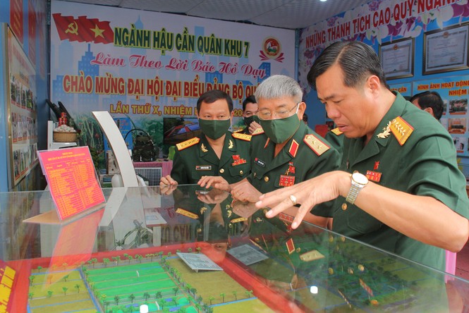 Trung tướng Trần Hoài Trung tái đắc cử Bí thư Đảng ủy Quân khu 7 - ảnh 2