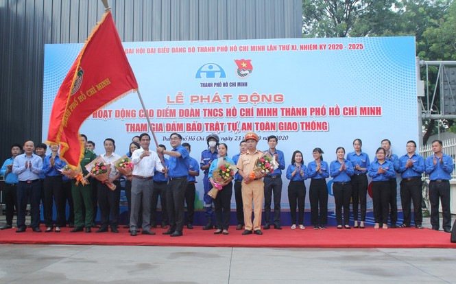 TPHCM ra quân đợt cao điểm đảm bảo trật tự, ATGT tại các giao lộ ùn tắc - ảnh 3