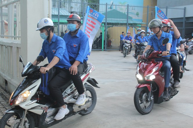 TPHCM ra quân đợt cao điểm đảm bảo trật tự, ATGT tại các giao lộ ùn tắc - ảnh 7