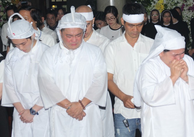 Lý Hùng nghẹn ngào nói lời tri ân trước giờ đưa NSND Lý Huỳnh về nơi an nghỉ cuối cùng - ảnh 12